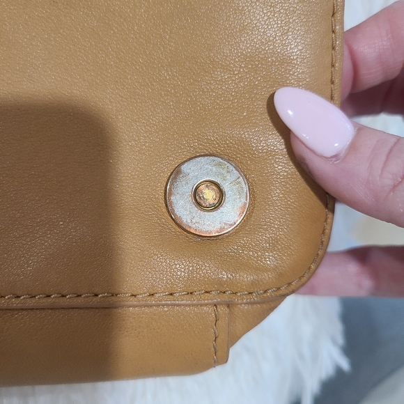 Tory Burch Britten Large Adjustable Shoulder Bag in Bark Leather, Logo - Picture 3 of 10